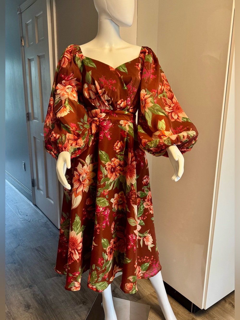 Brown Floral Puff-Sleeve Midi Dress with V-Neck size Small